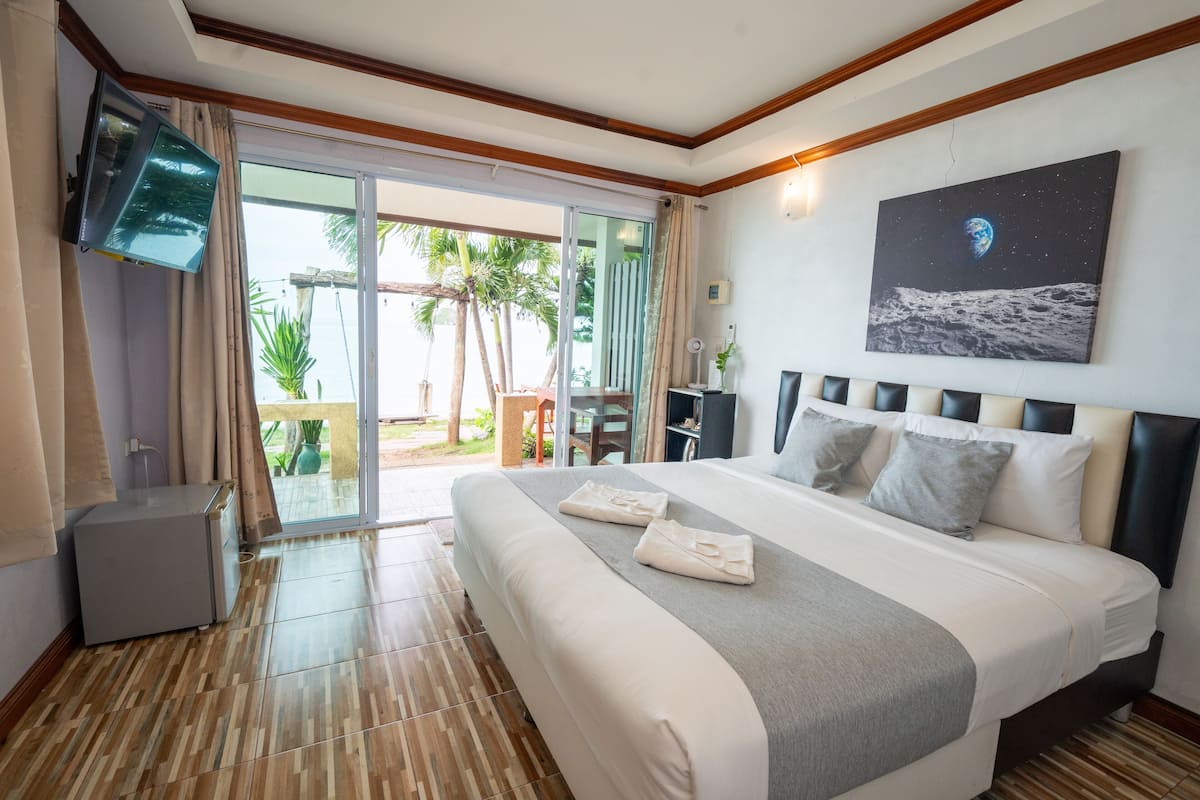 Superior Double Room, Sea View | Minibar, blackout curtains, free cots/infant beds, rollaway beds