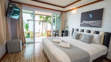 Superior Double Room, Sea View | Minibar, blackout drapes, free cribs/infant beds, rollaway beds