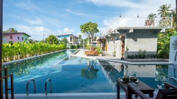 Kahden hengen deluxe-huone, uima-altaan luona | Terassi/patio