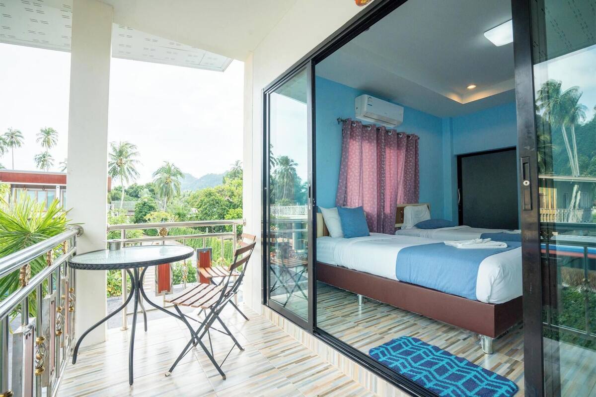 Minibar, blackout drapes, cribs (free), rollaway beds (surcharge)
