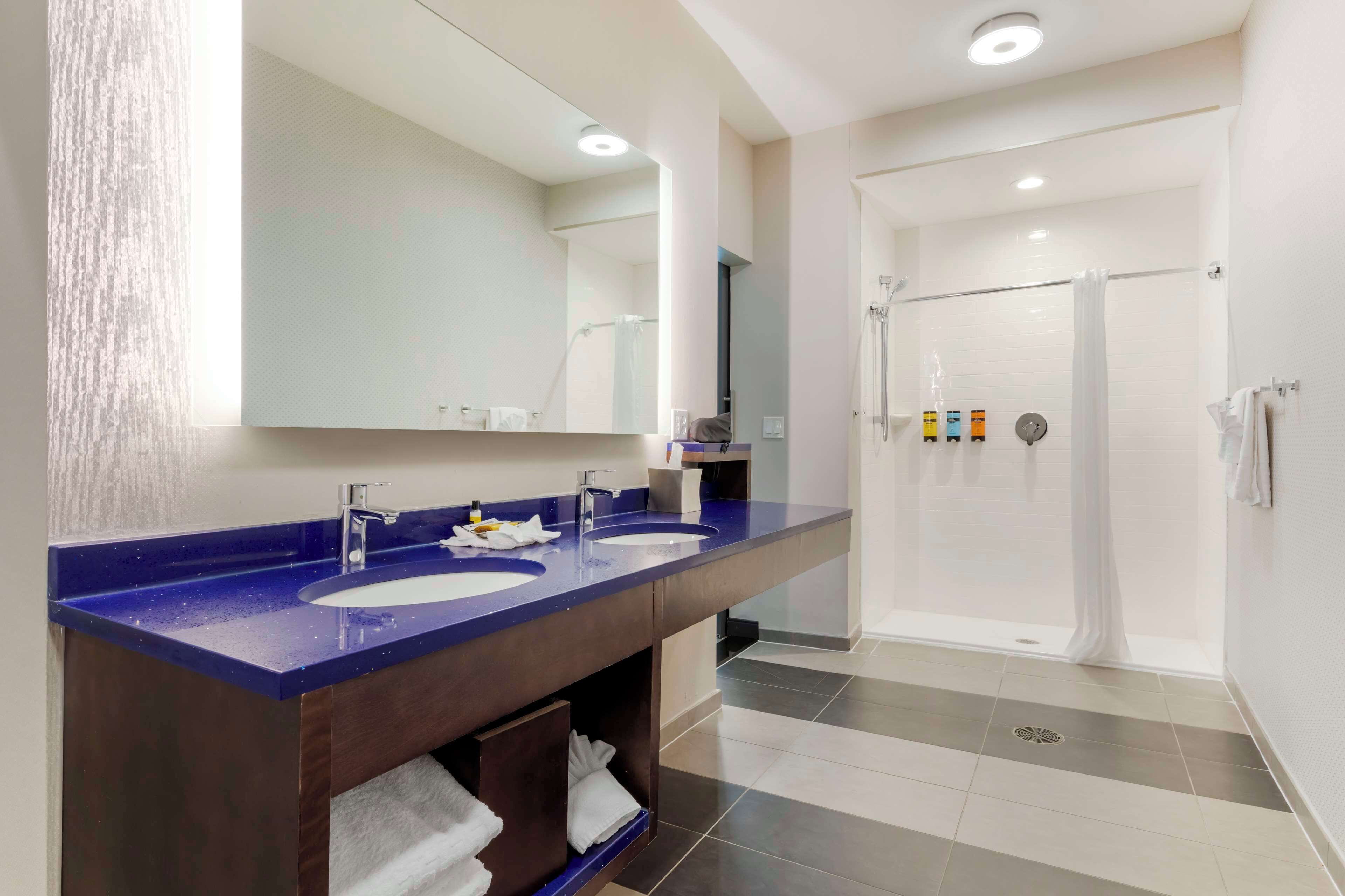 rainfall showerhead, free toiletries, hair dryer, towels