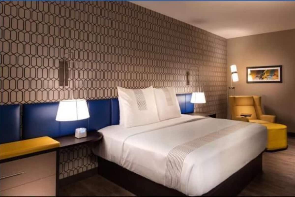 Ropa de cama de alta calidad, camas con pillow-top y cortinas blackout