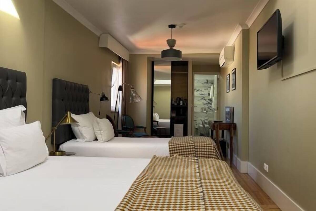 Hypo-allergenic bedding available, minibar, in-room safe