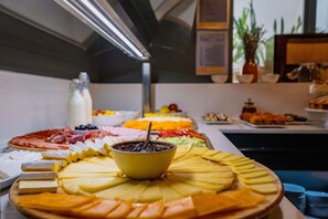Desayuno de cocina local incluido todos los días