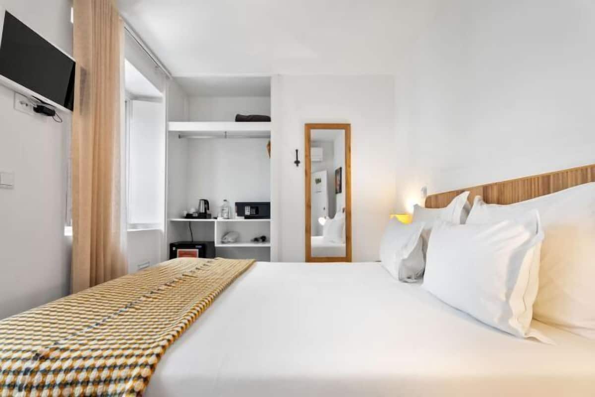 Hypo-allergenic bedding available, minibar, in-room safe
