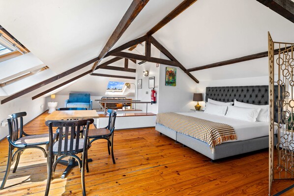 A bedroom with a bed, a desk, and a chair. - Quinta Colina by Shiadu (Lisbon)