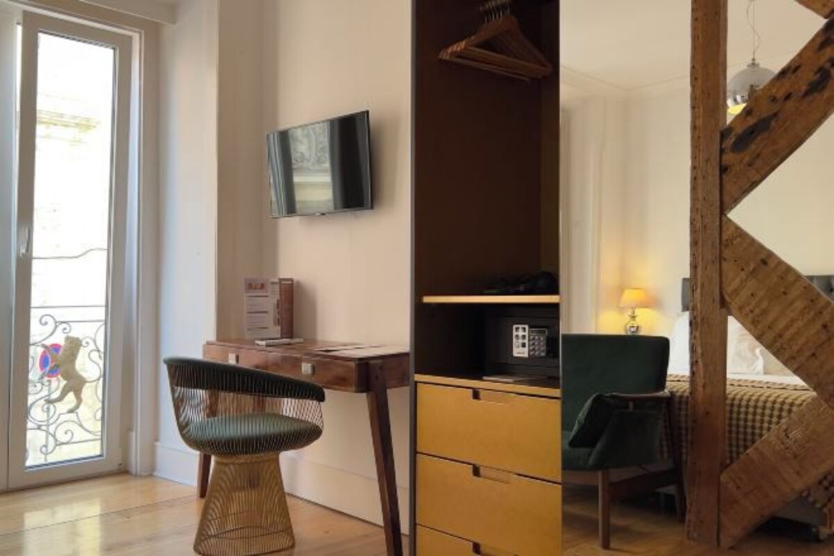 Una habitación moderna con escritorio, silla y cama.