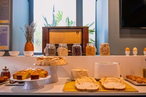 Free daily local cuisine breakfast - Quinta Colina by Shiadu (Lisbon)