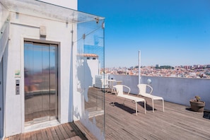 Signature Suite with Terrace and River View | Terrace/patio