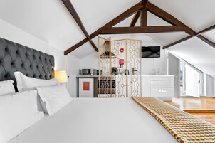 Signature Suite with Terrace and River View | Roupas de cama antialérgicas, frigobar, cofres nos quartos