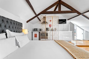 Signature Suite with Terrace and River View | 1 bedroom, hypo-allergenic bedding, minibar, in-room safe