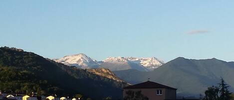 A residential area with houses and a mountain range in the background.