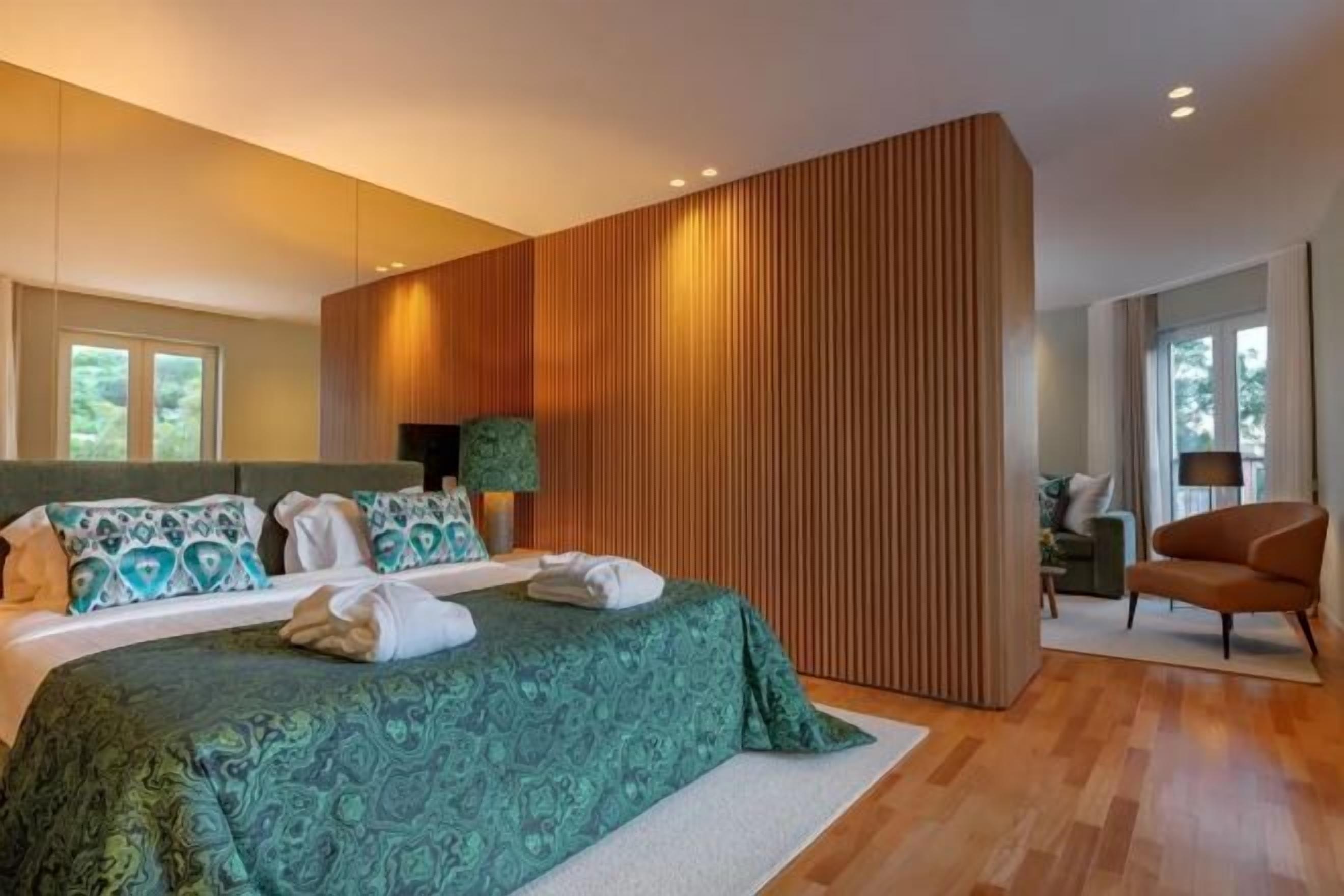 Minibar, in-room safe, desk, soundproofing