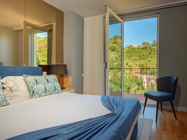 Deluxe Double or Twin Room | Minibar, in-room safe, desk, soundproofing