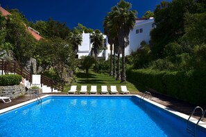 Innendørsbasseng og sesongbasert utendørsbasseng