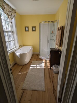 Tallulah | Bathroom | Designer toiletries, hair dryer, towels, soap - Benjamin Ellis House Bed & Breakfast (New Bern)