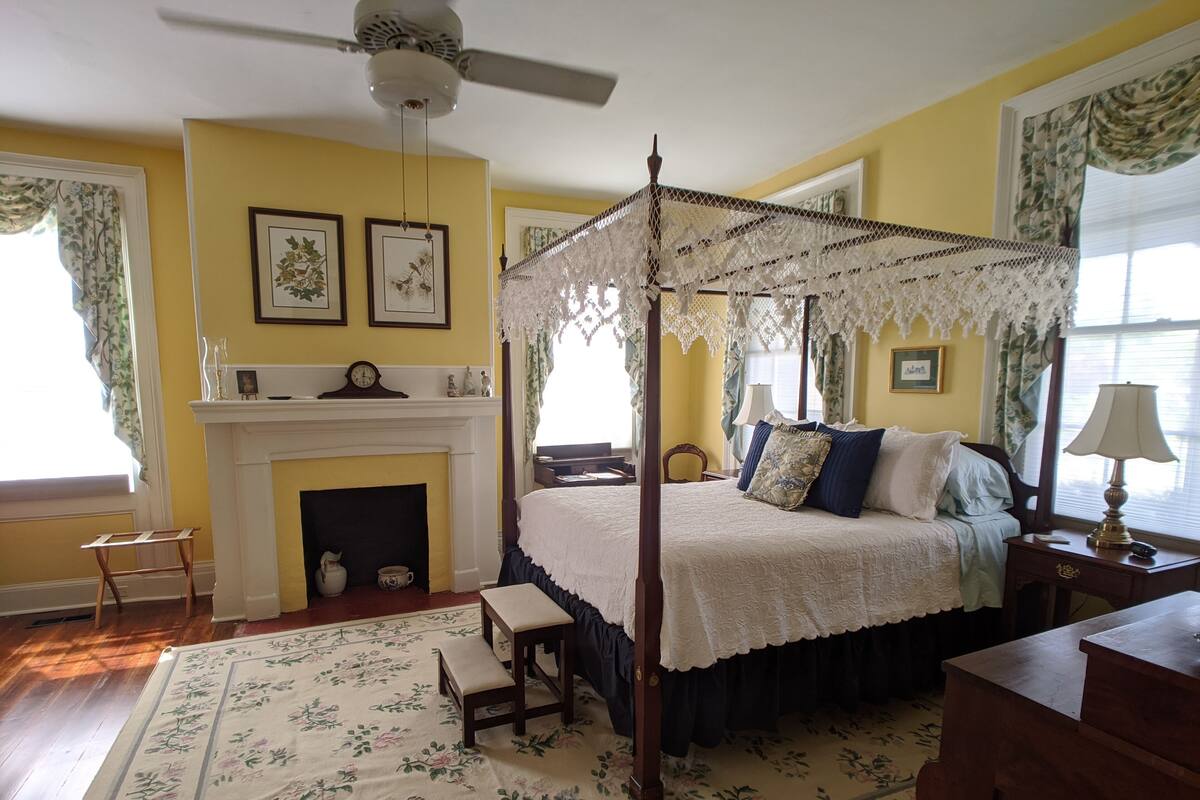 Swannanowa | 1 bedroom, premium bedding, desk, blackout drapes