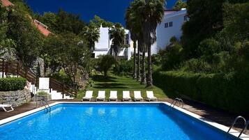 Kolam renang indoor dan kolam renang outdoor