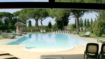 Piscine extérieure, chaises longues