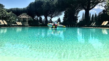 Piscine extérieure, chaises longues