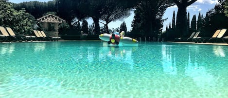Utomhuspool och solstolar