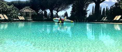 Piscine extérieure, chaises longues