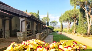 A building with stone pillars and a covered walkway. - Agriturismo La Rombaia (Castiglione della Pescaia)