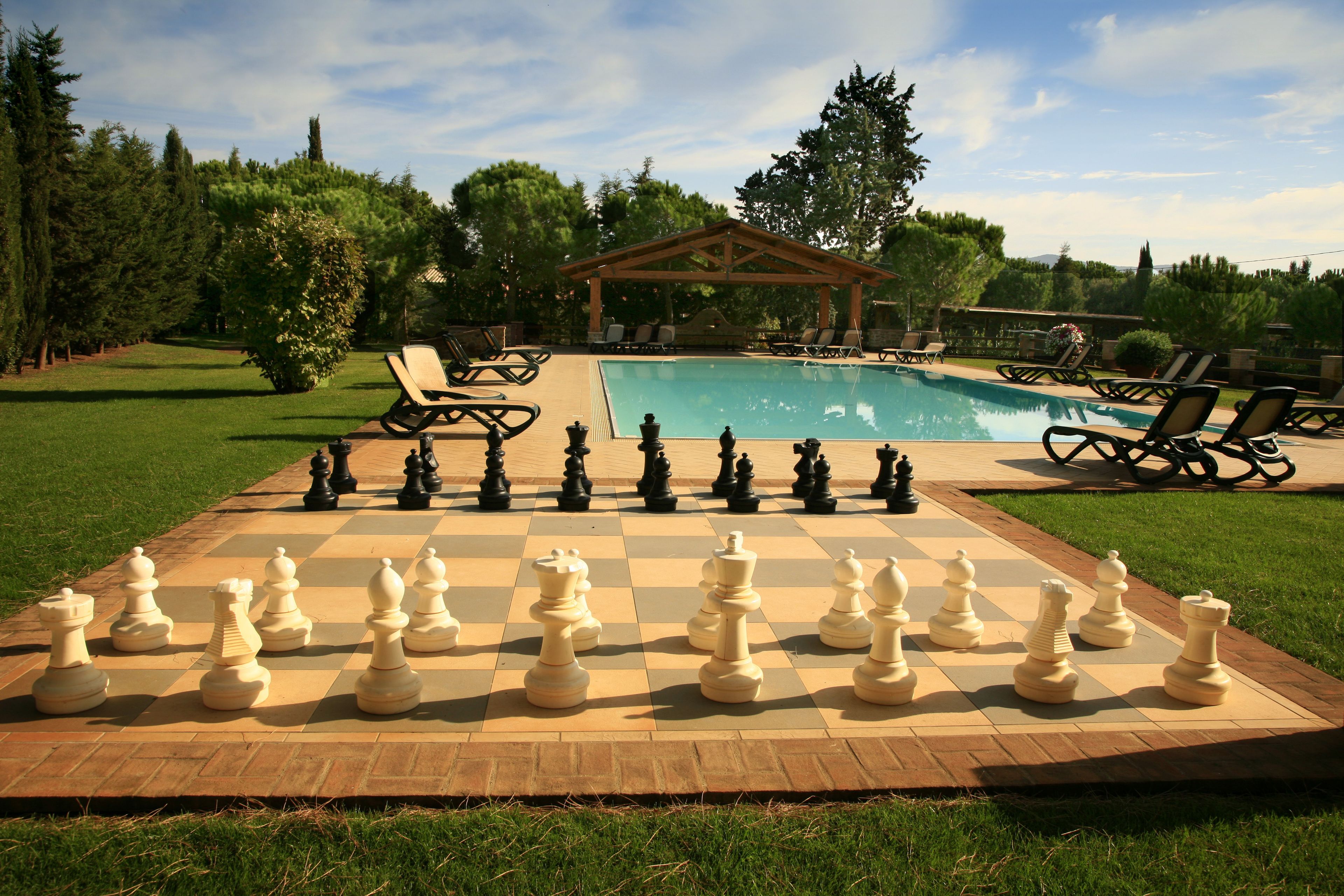 Piscine extérieure, chaises longues