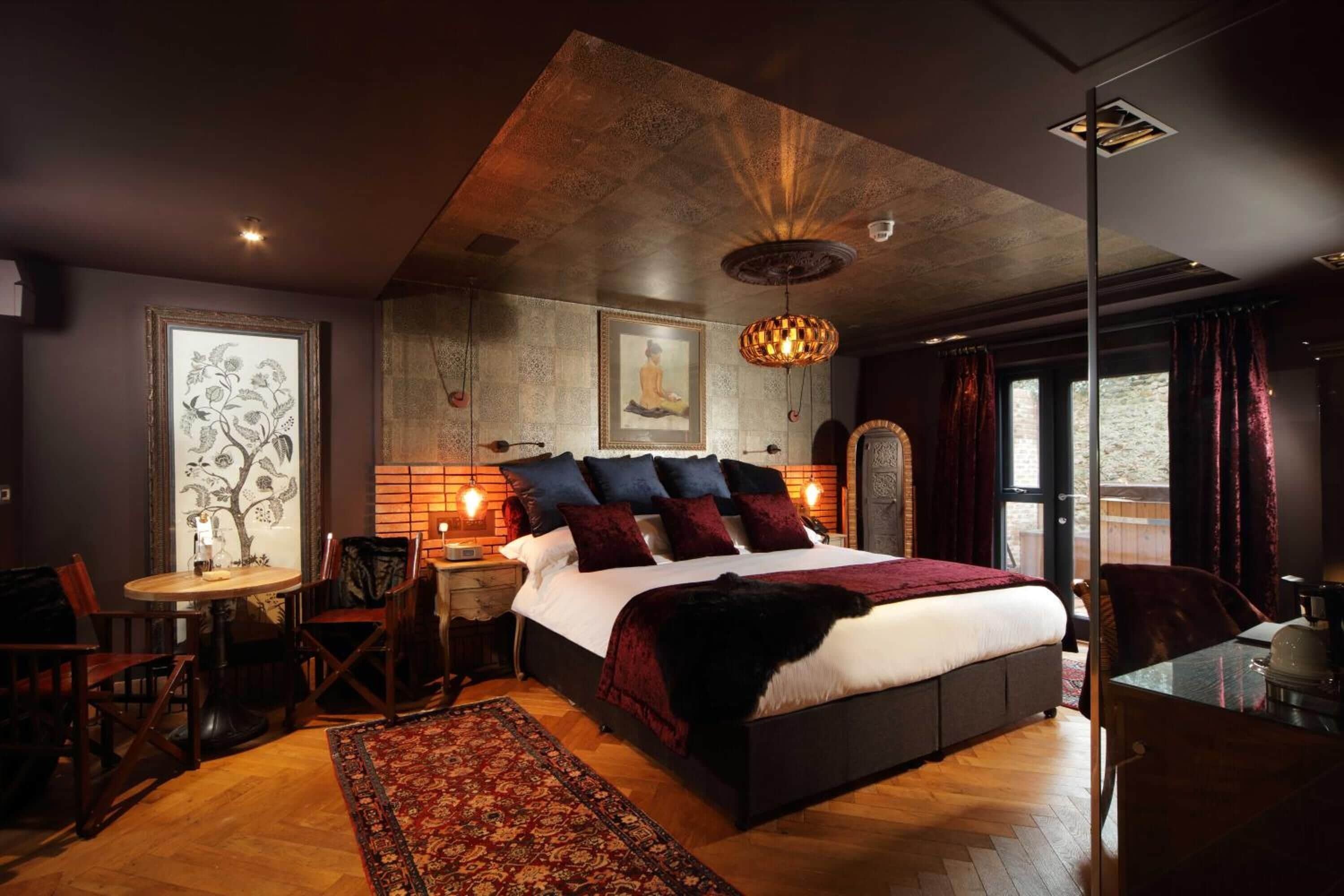Un dormitorio moderno con una cama grande, un comedor y vistas al exterior.