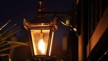 숙박 시설 정면 - 저녁/밤