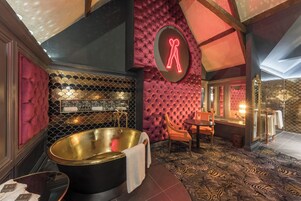 Master Suite | Egyptian cotton sheets, premium bedding, minibar, in-room safe