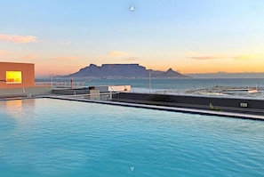 Inomhuspool och utomhuspool