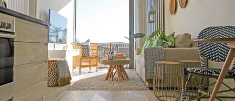 Lyxlägenhet - 1 sovrum - havsutsikt - mot vattnet | Vardagsrum | Platt-tv