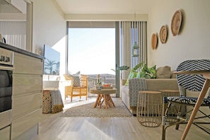 Luxury-Apartment, 1 Schlafzimmer, Meerblick, Strandnähe | Wohnbereich | Flachbildfernseher