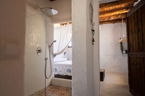 Suite, terras | Badkamer | Een douche, gratis toiletartikelen, een haardroger, handdoeken
