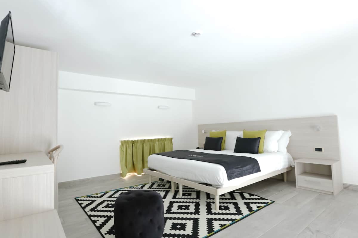 Economy kamer, 1 twee- of 2 eenpersoonsbedden, en-suite badkamer | Luxe beddengoed, een minibar, een kluis op de kamer, een bureau