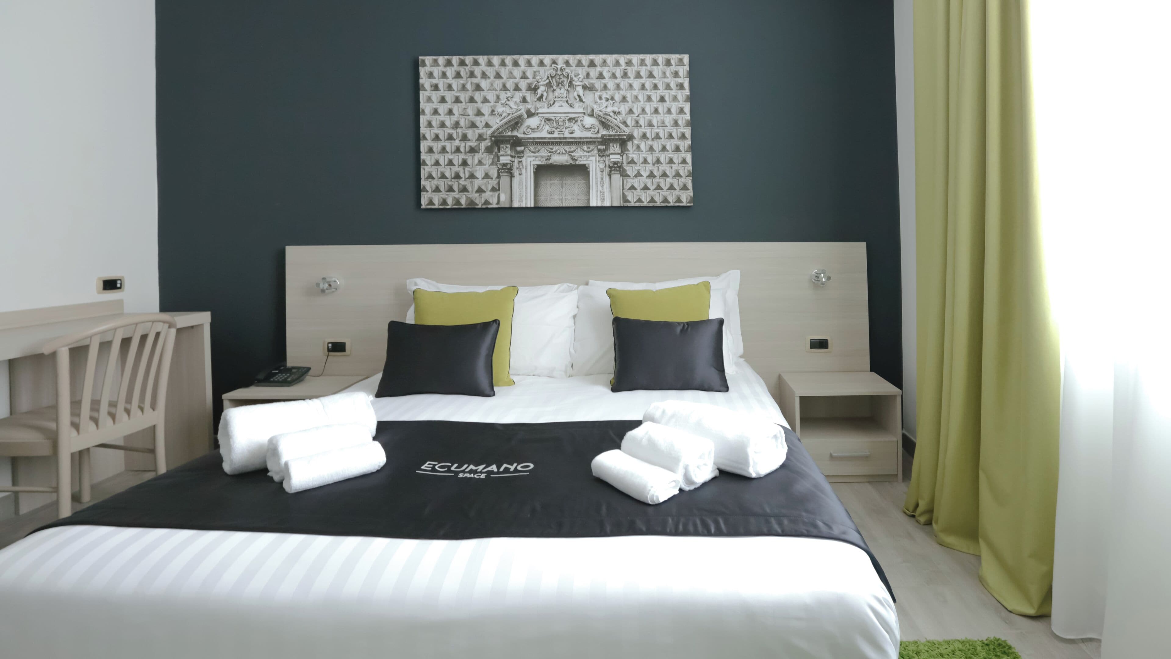 Klassieke driepersoonskamer, en-suite badkamer | Luxe beddengoed, een minibar, een kluis op de kamer, een bureau