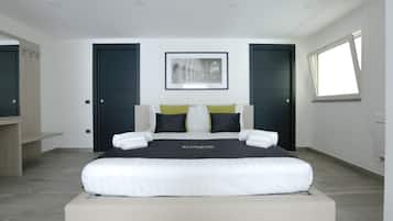 Quadrupla Comfort, 2 bagni, vista città | Biancheria da letto di alta qualità, minibar, una cassaforte in camera