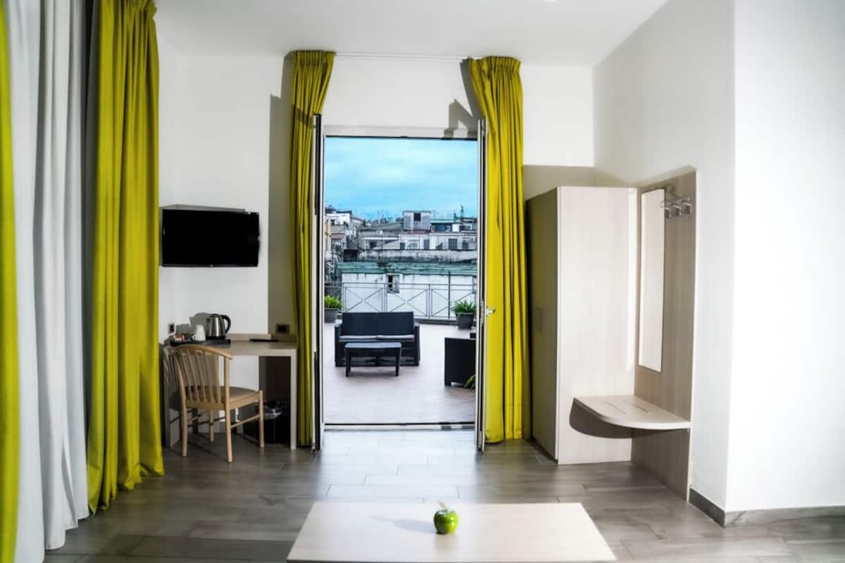 Luxe beddengoed, een minibar, een kluis op de kamer, een bureau