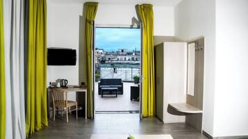 Hochwertige Bettwaren, Minibar, Zimmersafe, Schreibtisch