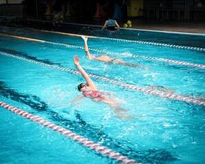 Una piscina cubierta