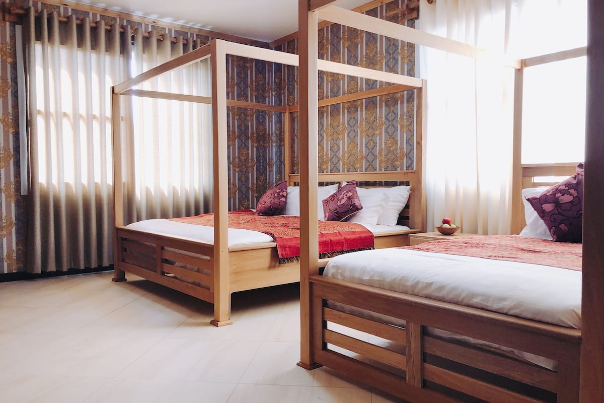 Tripla Deluxe | Biancheria da letto di alta qualità, una scrivania, insonorizzazione