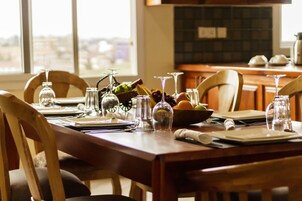 Apartment, 2 Bedrooms, Pool View | In-room dining