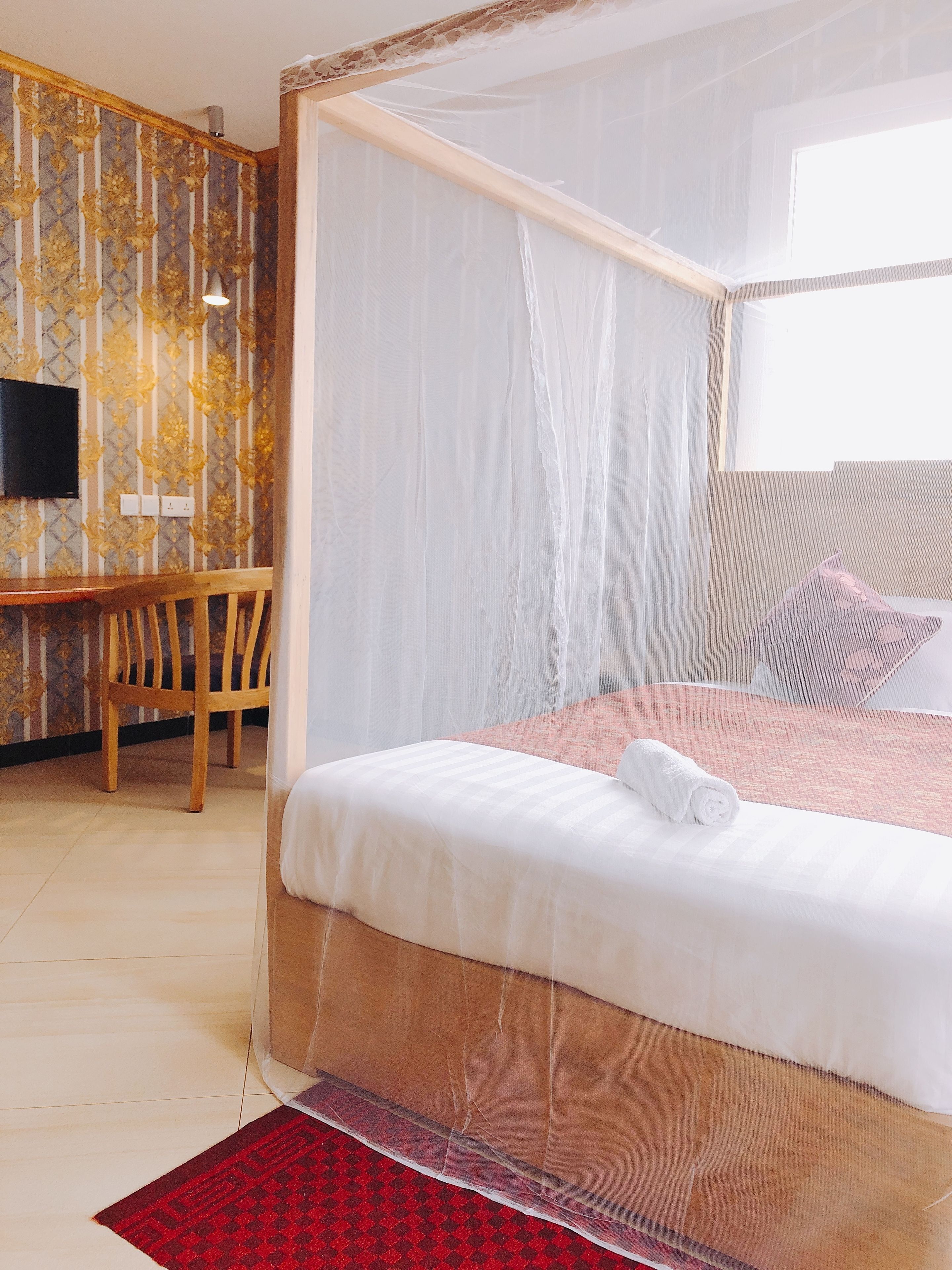 Premium bedding, desk, soundproofing, free WiFi