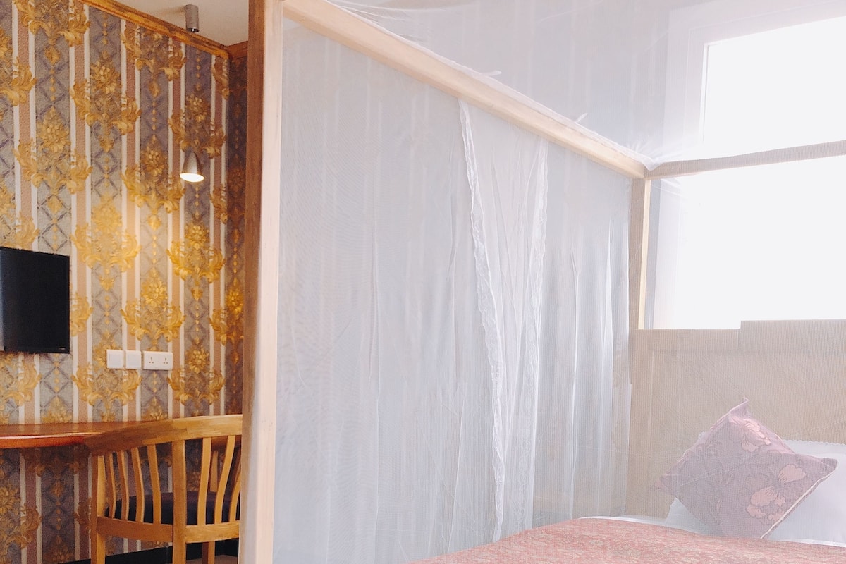 Premium bedding, desk, soundproofing, free WiFi