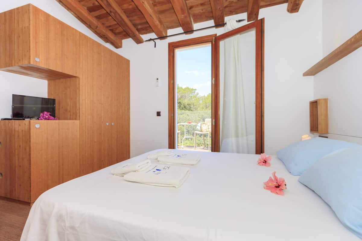 Quarto casal, sacada, vista parcial para o mar (Menorca) | 1 quarto, ferros/tábuas de passar roupa, Wi-Fi de cortesia