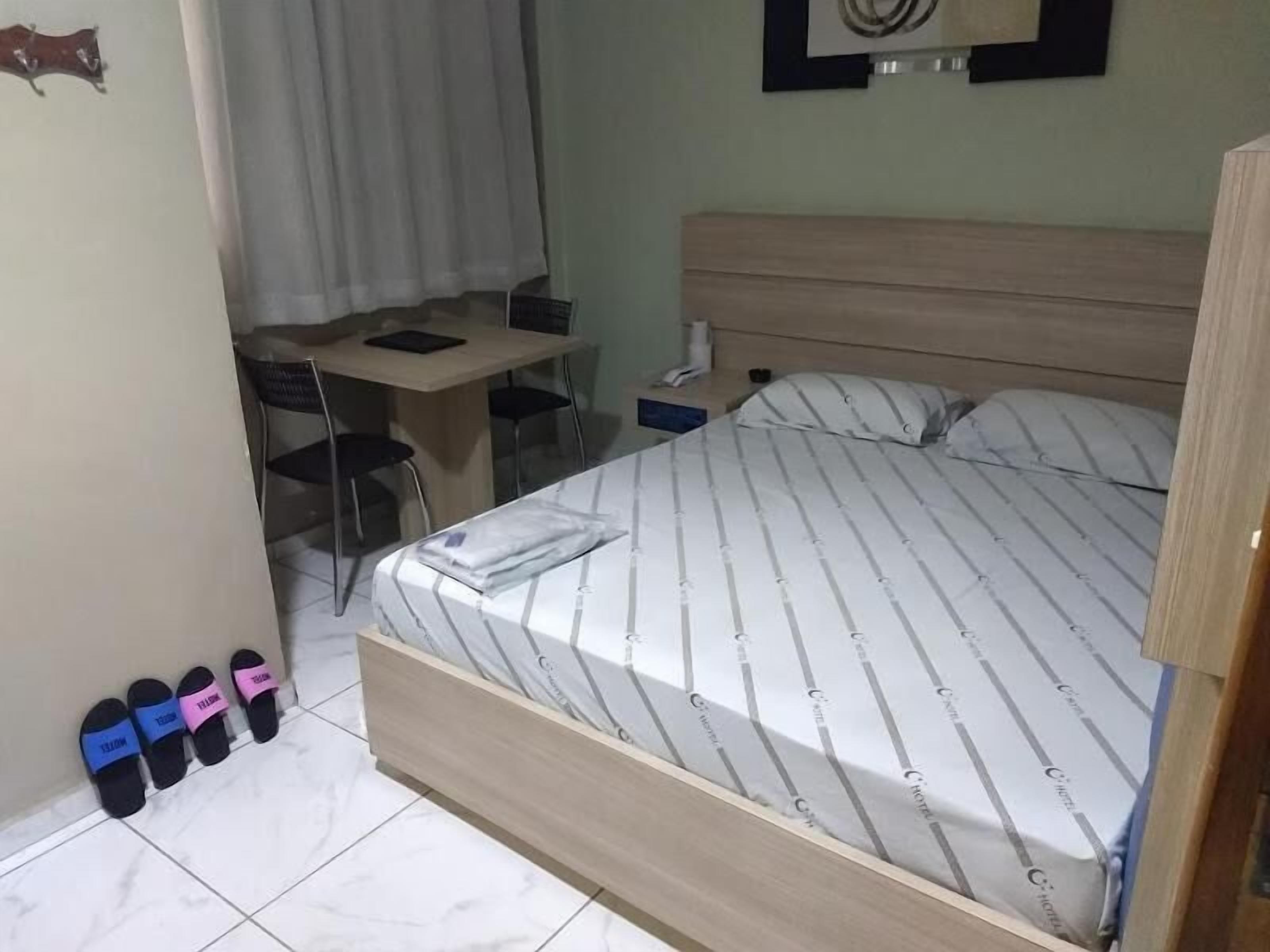 Quarto duplo design | Escrivaninha, Wi-Fi de cortesia, roupa de cama