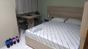 Design Twin Room | Desk, free WiFi, bed sheets