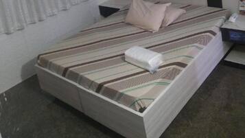 Quarto duplo design | Escrivaninha, Wi-Fi de cortesia, roupa de cama