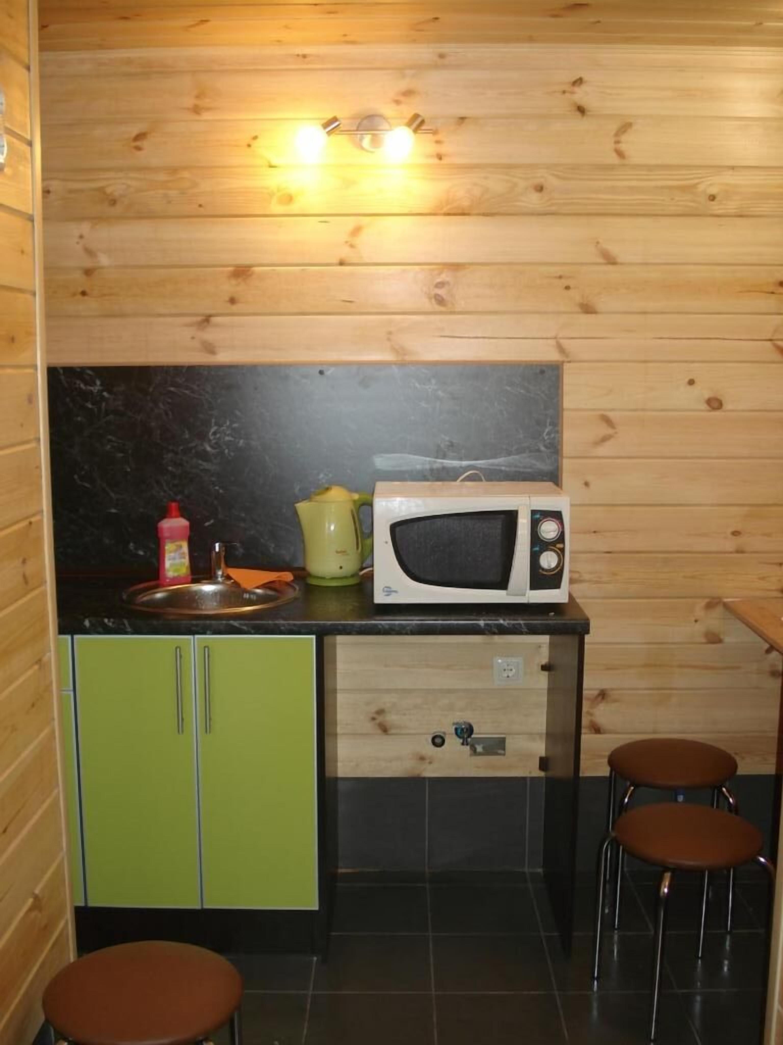 Refrigerador em uma área comum, micro-ondas em uma área comum